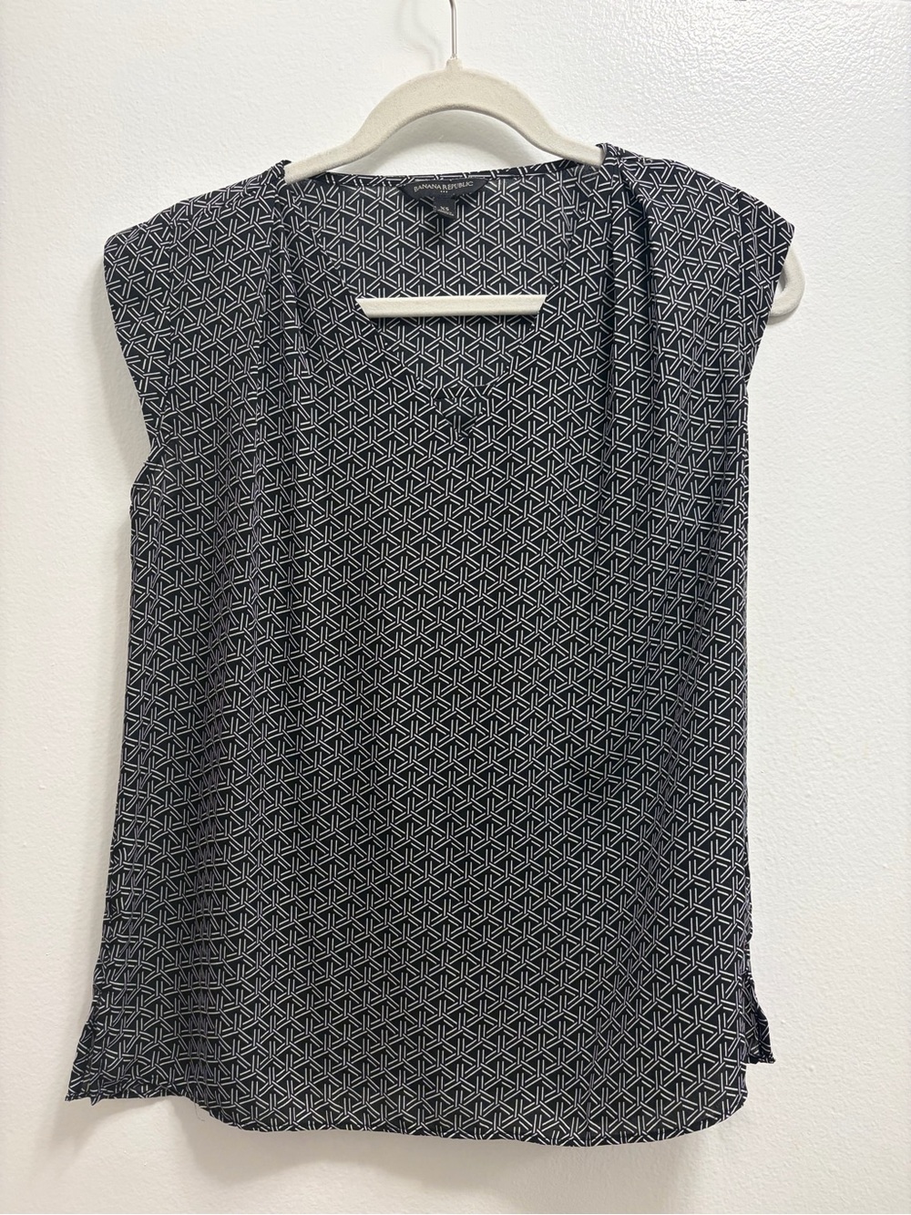 Banana Republic Factory Black & White Geometric Sleeveless Blouse
